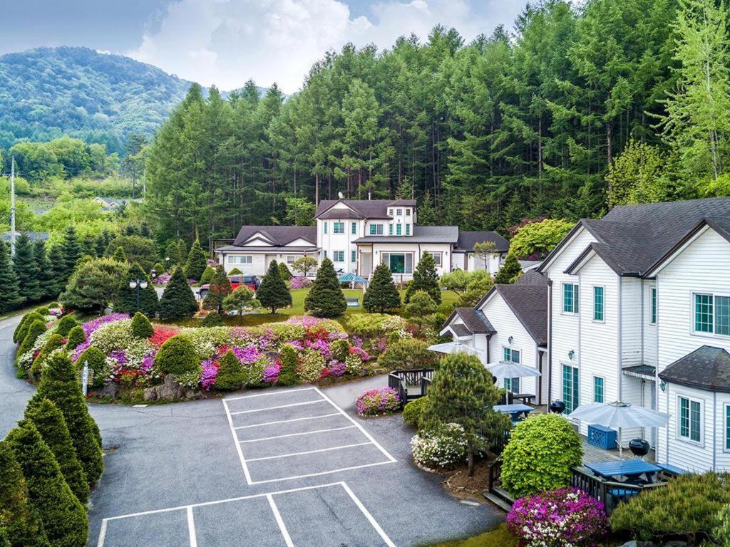 Pyeongchang Greenhill Pension Экстерьер фото